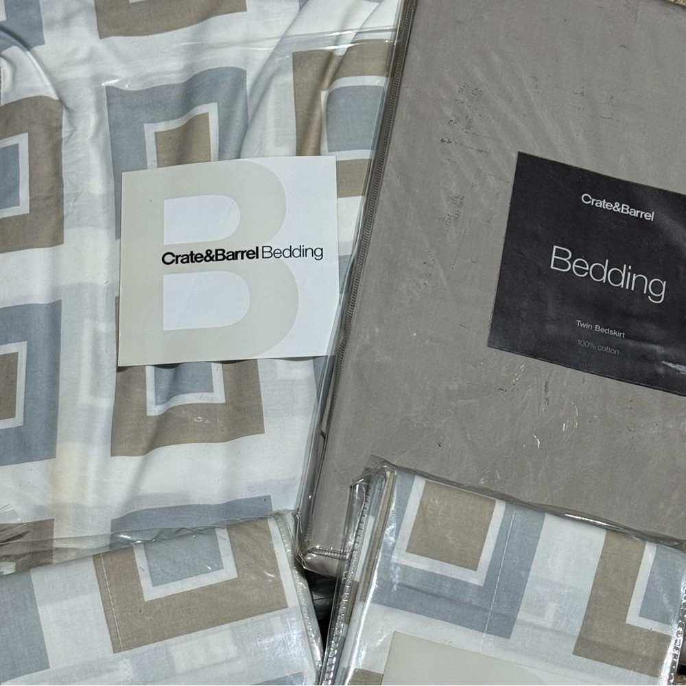 Crate & Barrel Times Square twin set 1 duvet cover,2 standard shams &1 bedskirt - Picture 8 of 8